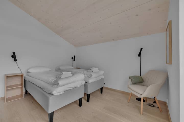 Спална соба 1 со брачен кревет - може да се одвои на два единечни кревети.