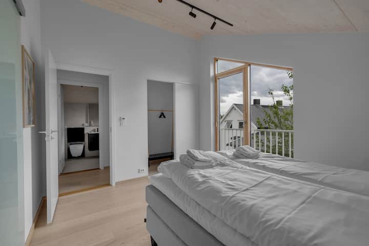 Спална соба 3 со сопствена бања и мал гардеробер.