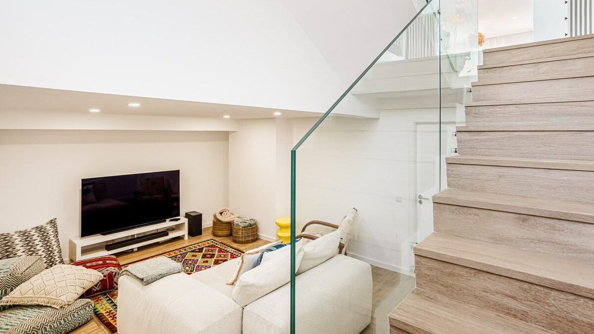 Coastal Albufeira Villa With Jacuzzi and Sea Views 5