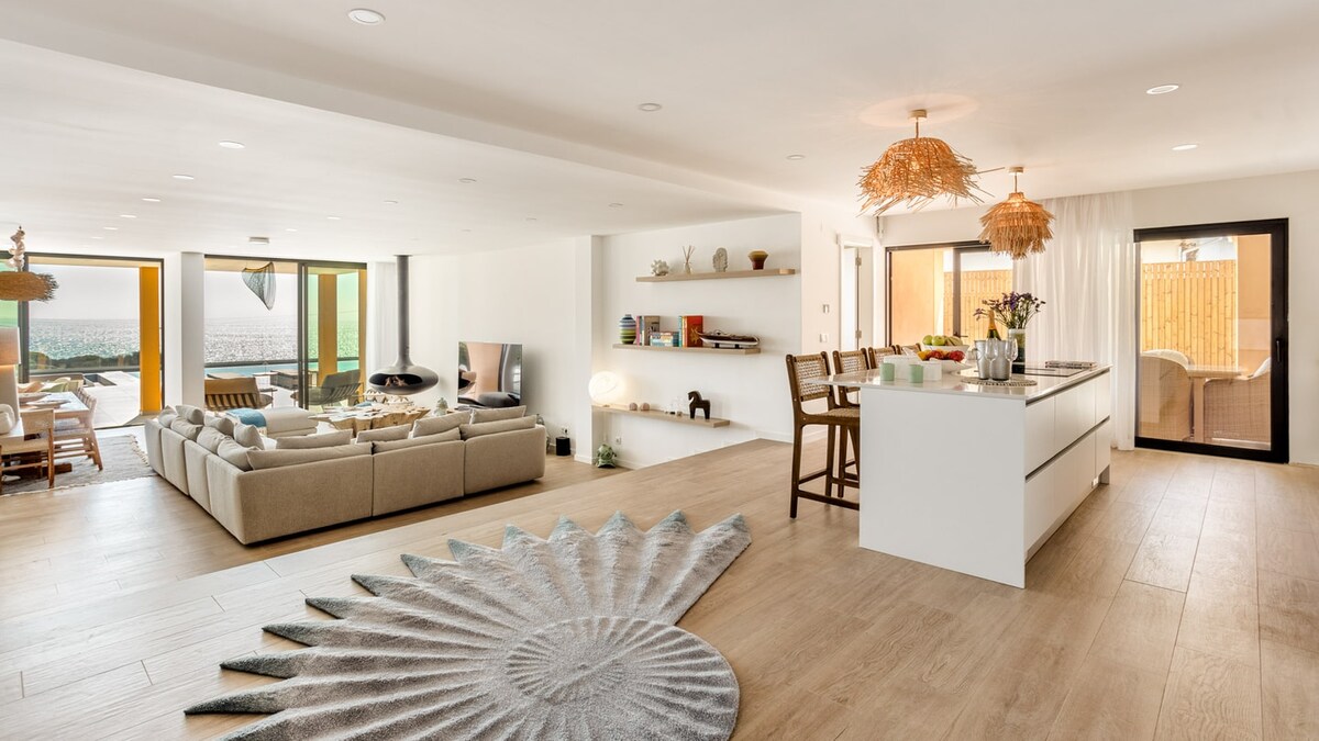 Coastal Albufeira Villa With Jacuzzi and Sea Views 4