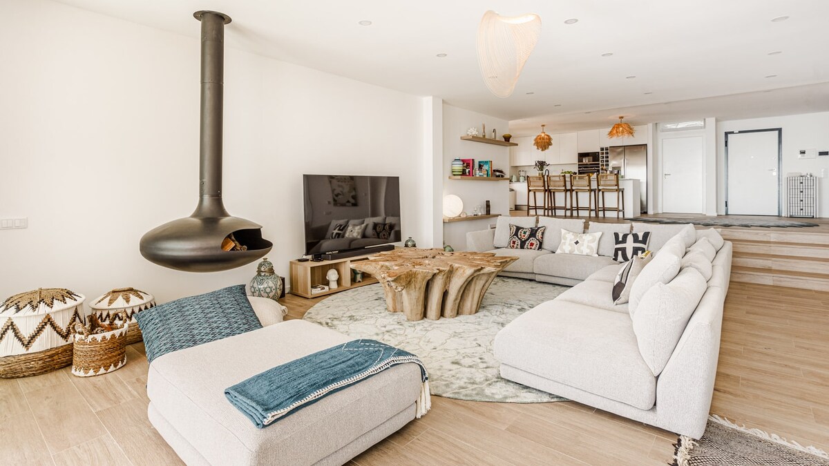 Coastal Albufeira Villa With Jacuzzi and Sea Views 3