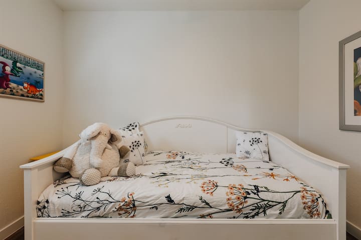 غرفة أطفال مع ديكو وسريرين مفردين. كرسي جلوس