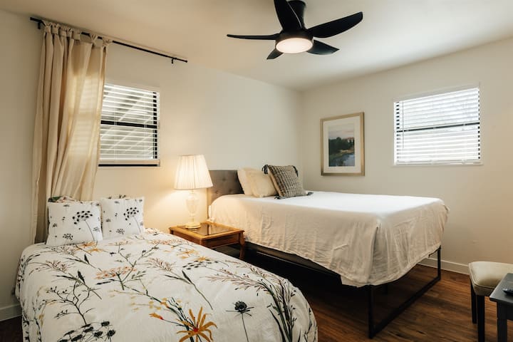 يوجد في غرفة النوم سرير كوين واحد وسرير مفرد واحد وتلفزيون وحمام داخلي ينام 3 أشخاص