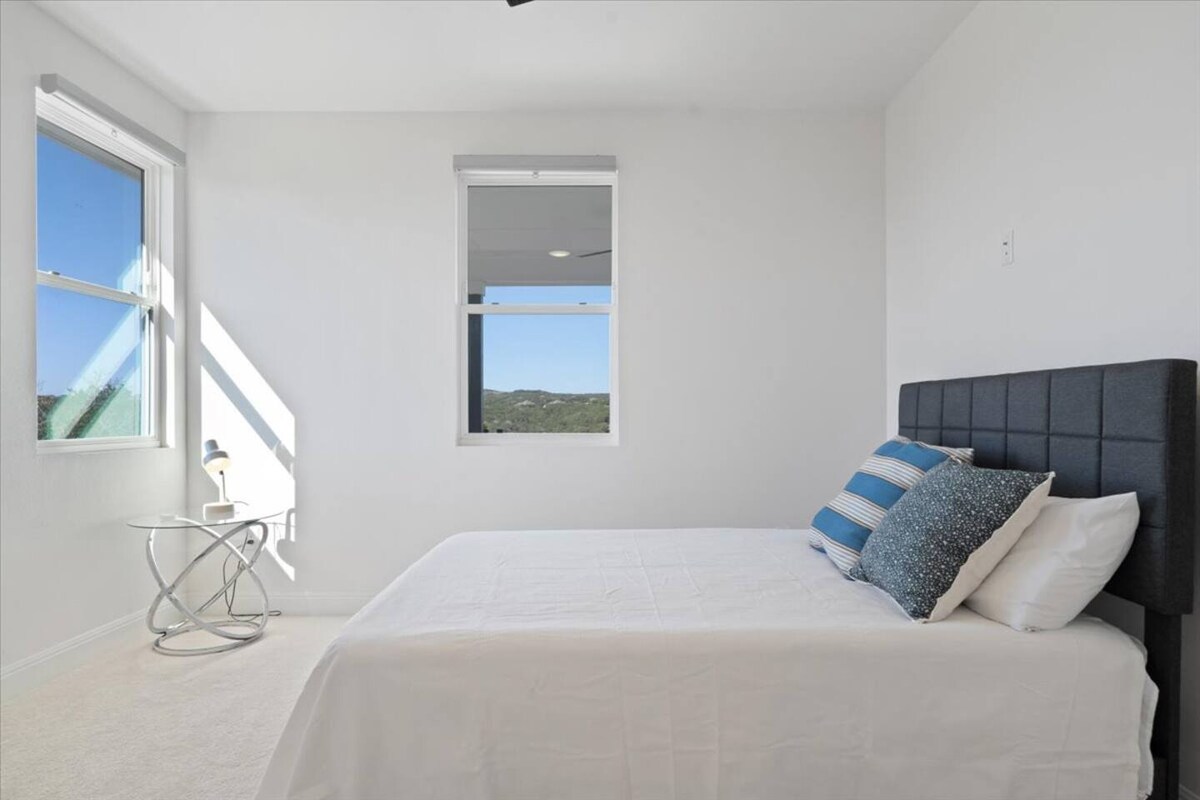 Спалня с двойно легло и баня