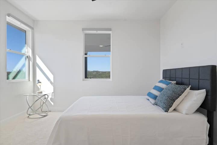 Spavaća soba s bračnim krevetom (160x200) i kupaonicom