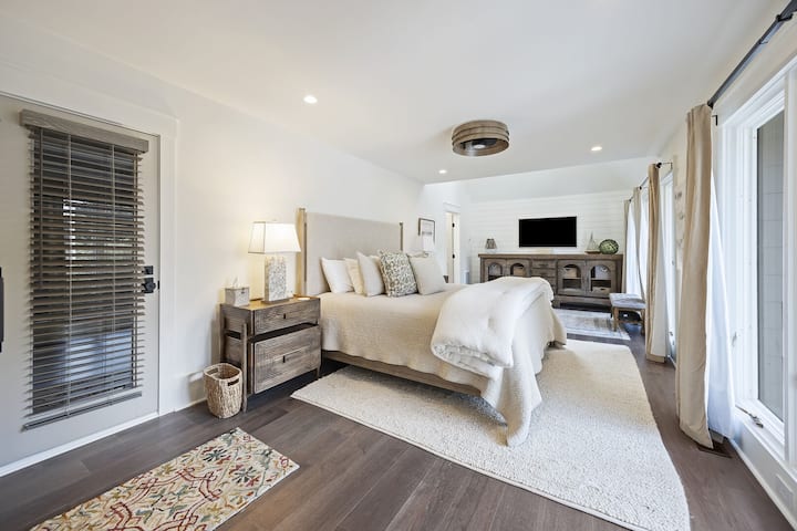 Chumba cha 1 cha kulala - King - Chumba cha Msingi - Runinga - Bafu la Kujitegemea - Ghorofa ya Kwanza