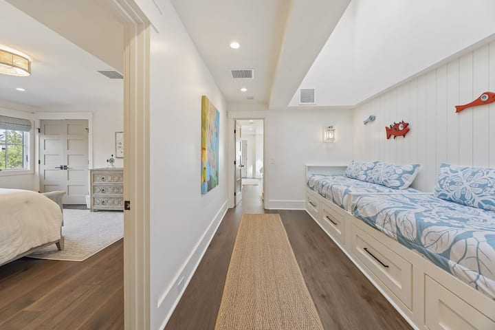 Ukumbi wa ghorofa ya 2 ulio na sehemu mbili zilizojengwa