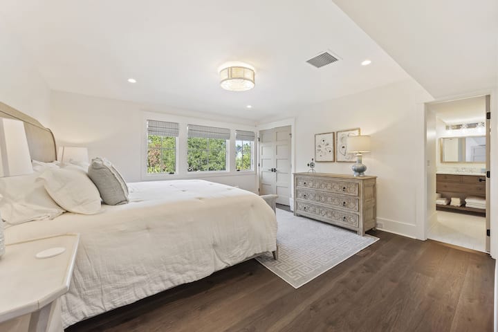 Chumba cha 3 cha kulala - King - Bafu la Kujitegemea - Ghorofa ya Pili