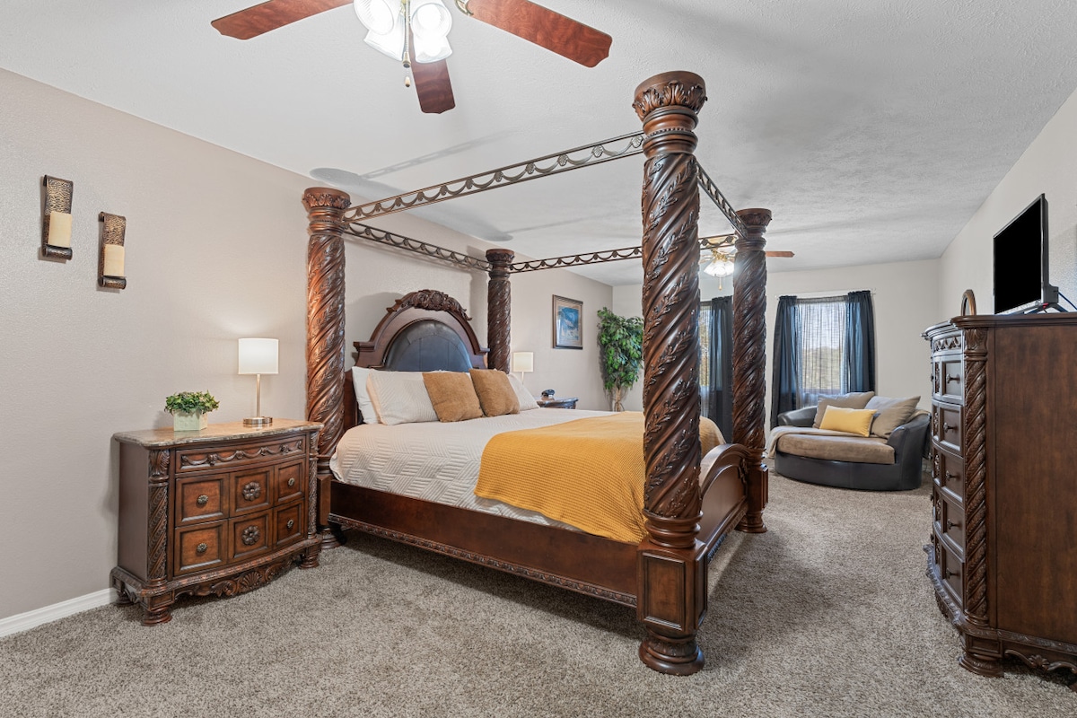 غرفة النوم رقم 1 | سرير أنيق بأربعة أعمدة مع تفاصيل خشبية غنية ومنطقة جلوس مريحة