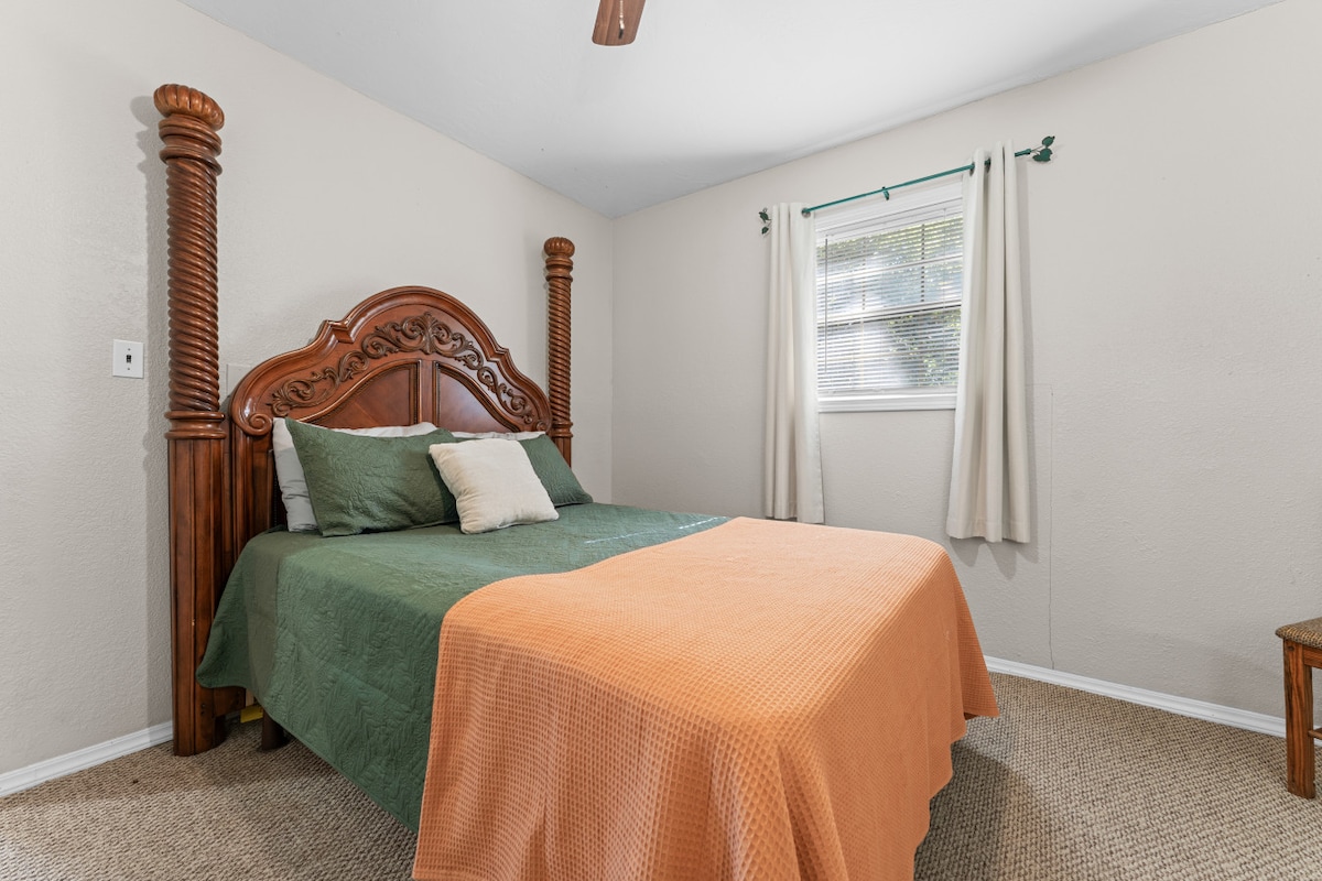 غرفة النوم رقم 4 | تصميم دافئ وبسيط مع سرير بأربعة أعمدة وإضاءة ناعمة وديكور محايد