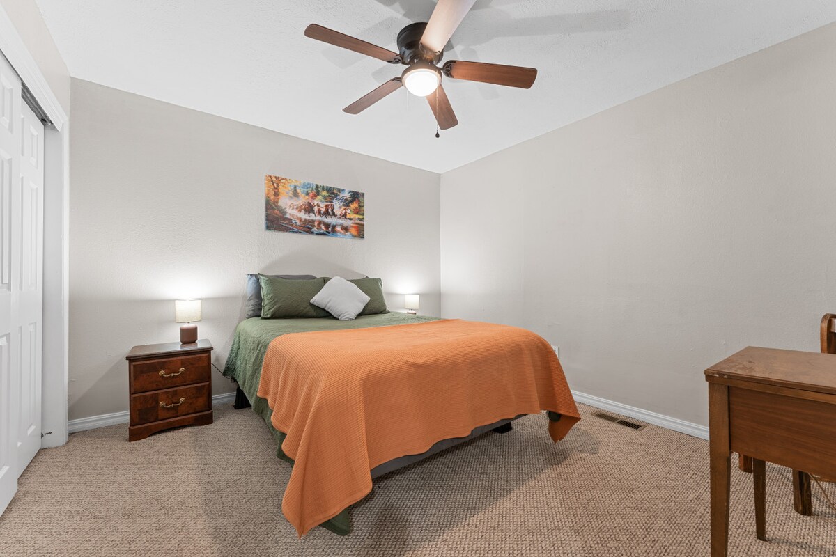 غرفة النوم 5 | بيئة مريحة مع درجات ألوان ترابية دافئة وأغطية مريحة وأجواء هادئة