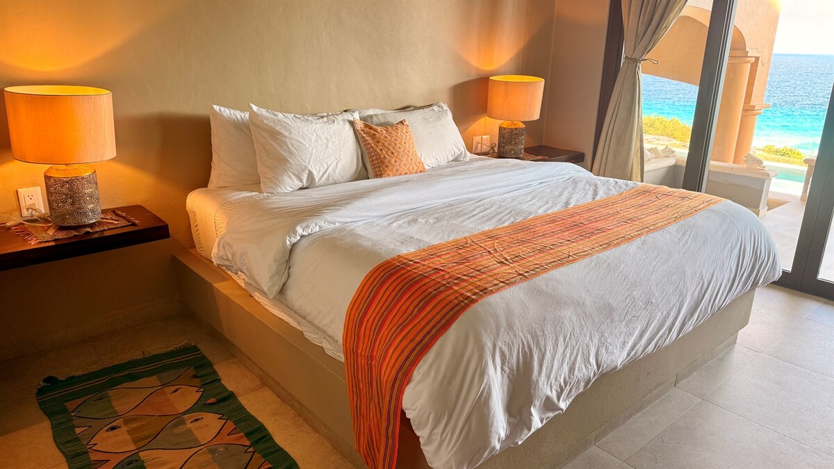 Prva spavaća soba s kupaonicom u desnom krilu – veliki bračni krevet i luksuzna posteljina