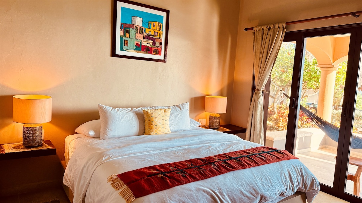 Spavaća soba u lijevom krilu s vlastitom kupaonicom i bračnim krevetom (širine 180 – 200 cm)