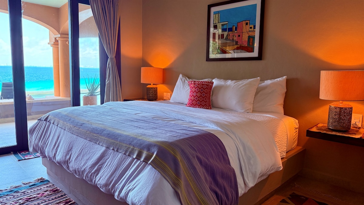 Prva spavaća soba u lijevom krilu – veliki bračni krevet (širine 180 – 200 cm) i privatna kupaonica