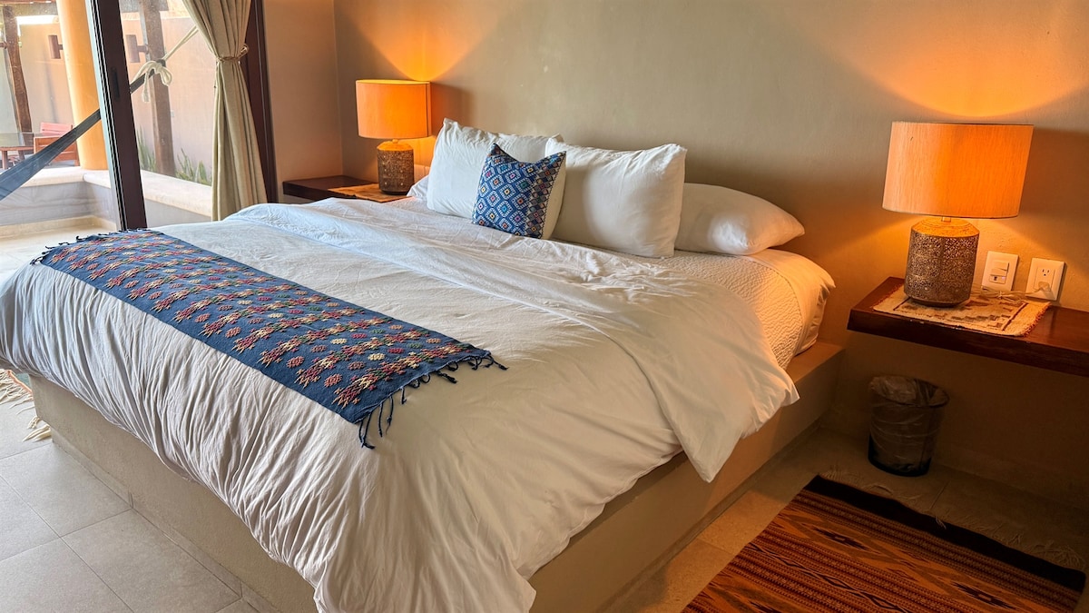 Spavaća soba na krajnjoj desnoj strani – veliki bračni krevet i kupaonica s kadom