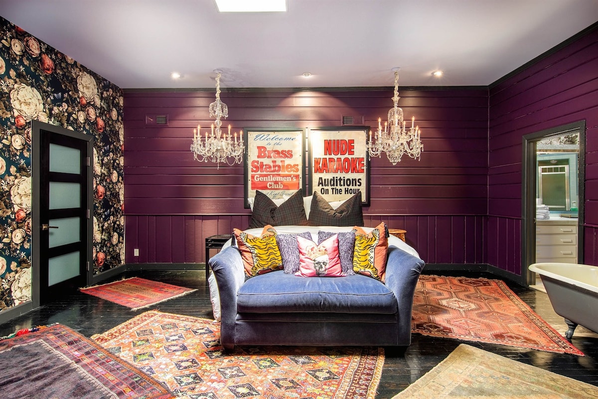 Საძინებელი 2 – დიდი საწოლი სრული აბაზანით, რომელშიც არის საშხაპე და აბაზანა-ტუალეტი, ასევე, მოსასვენებელი სივრცე და დიდი ტელევიზორი.