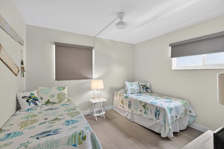 Furahia ukaaji katika fleti hii angavu na yenye kufurahisha, iliyopambwa kwa mandhari ya samaki ya kufurahisha. Chumba cha kulala kinatoa vitanda viwili, hivyo kuhakikisha tukio la kupumzika na la kupendeza.
