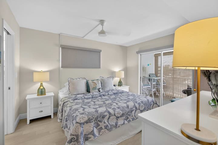 Rudi kwenye chumba hiki cha kulala kilichotengenezwa kwa ajili ya kupumzika, chenye mapambo ya baridi na roshani ya kujitegemea ili kufurahia mandhari.