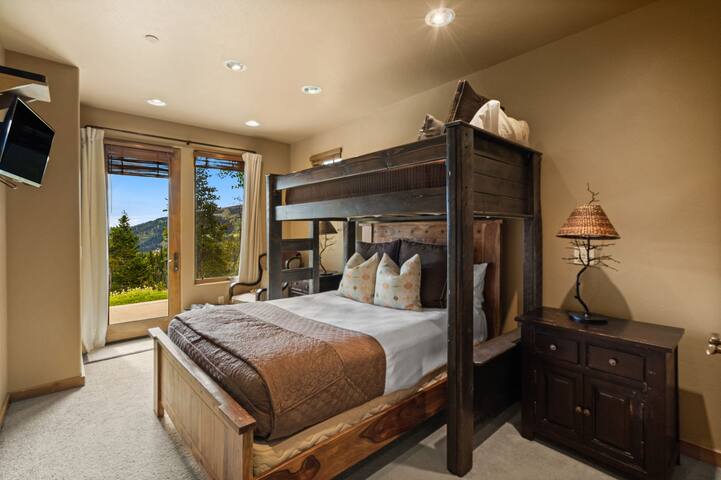 *New to Market* Beautiful 4 Bedroom Ski In/Out Big