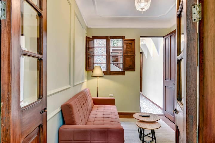Chic 4br House In Vibrant La Candelaria - Bogota