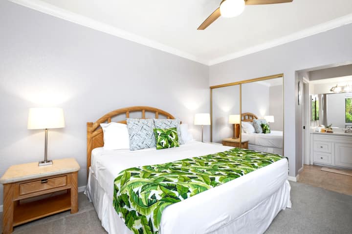 GCH-120 Folhas tropicais dançam sobre a cama como um convite para as férias, enquanto tons quentes de madeira sussurram segredos aconchegantes da ilha