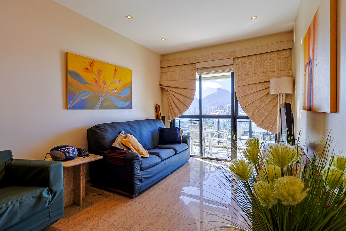 Დიდი და მიმზიდველი ოთახი პრივილეგირებული ხედით. Დაისვენეთ და ისიამოვნეთ!