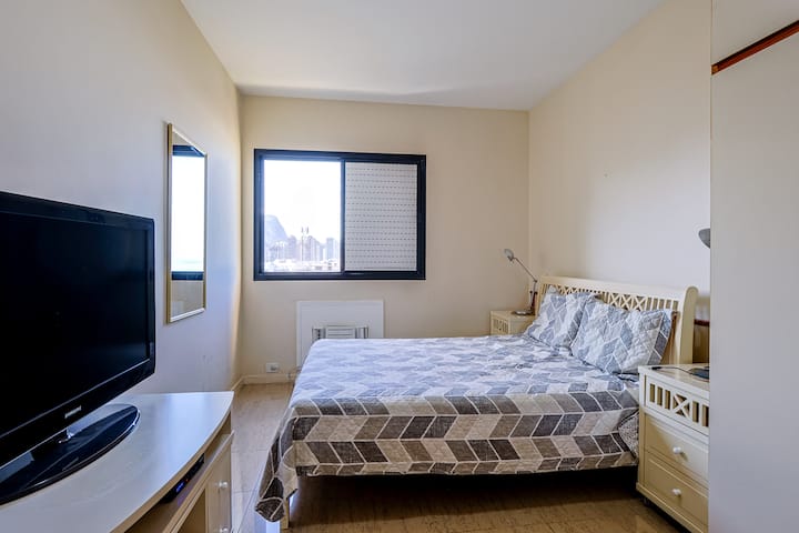 Uživajte u udobnosti glavnog apartmana s bračnim krevetom i klima-uređajem