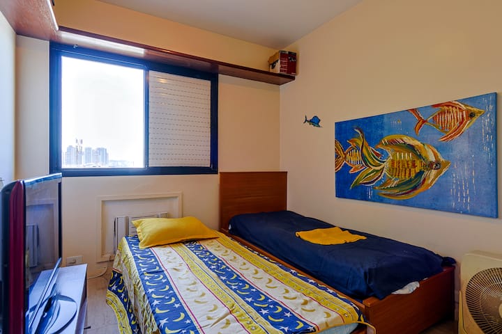 Uživajte u serijama i filmovima u udobnoj i praktičnoj sobi Smart TV