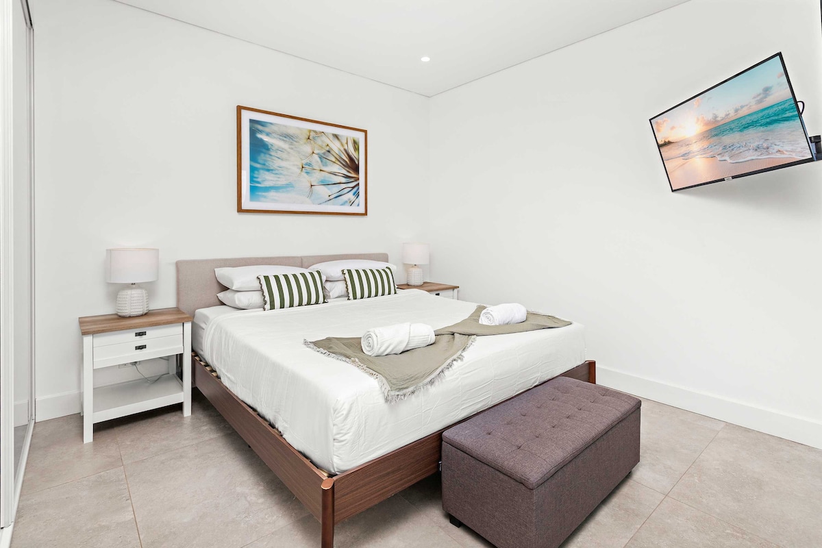 Shellharbour Seaview Luxury Escape | Kingsize bed met tv