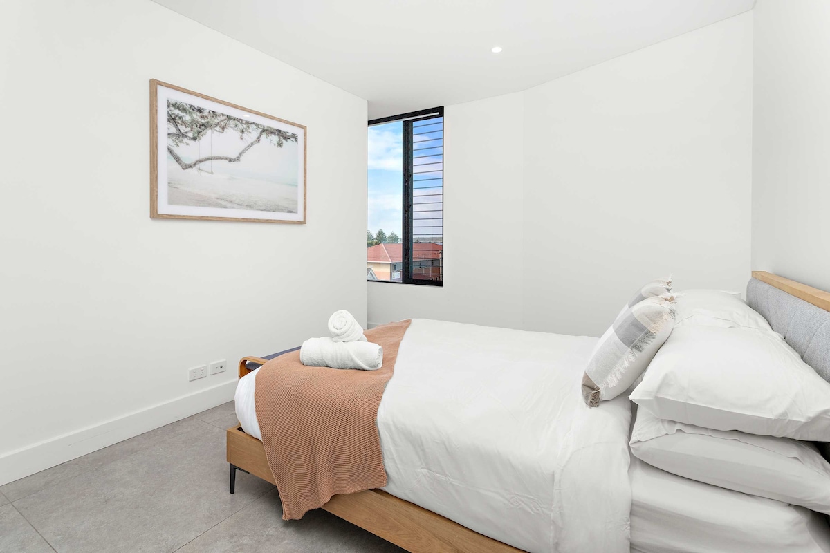 Shellharbour Seaview Luxury Escape | Queensize bed