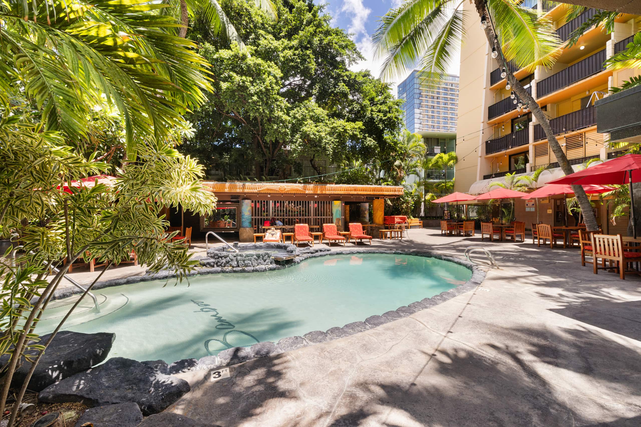 Condo in Honolulu · ★4.79 · 1 bedroom · 2 beds · 1 private bath - Image 19
