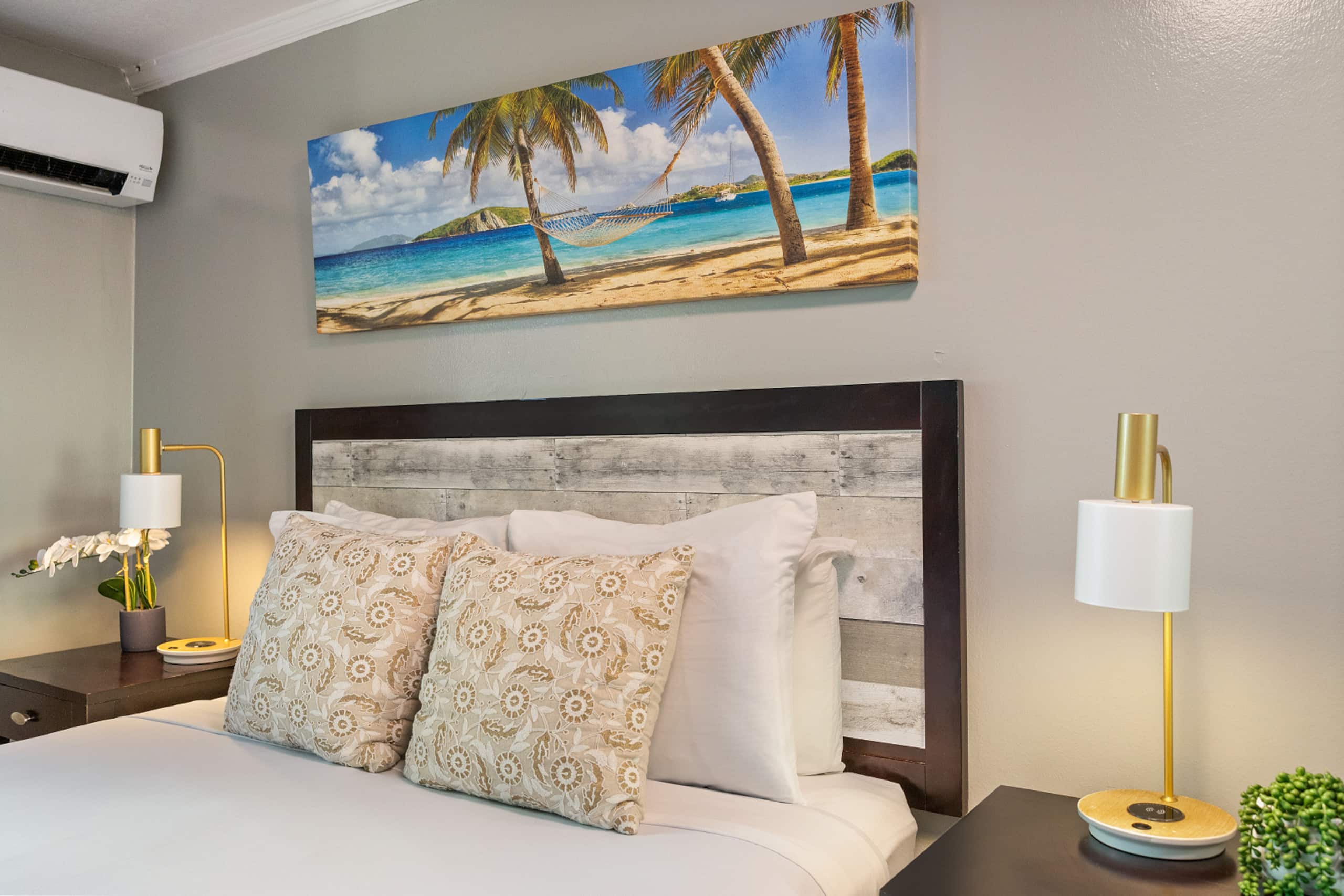 Condo in Honolulu · ★4.79 · 1 bedroom · 2 beds · 1 private bath - Image 13