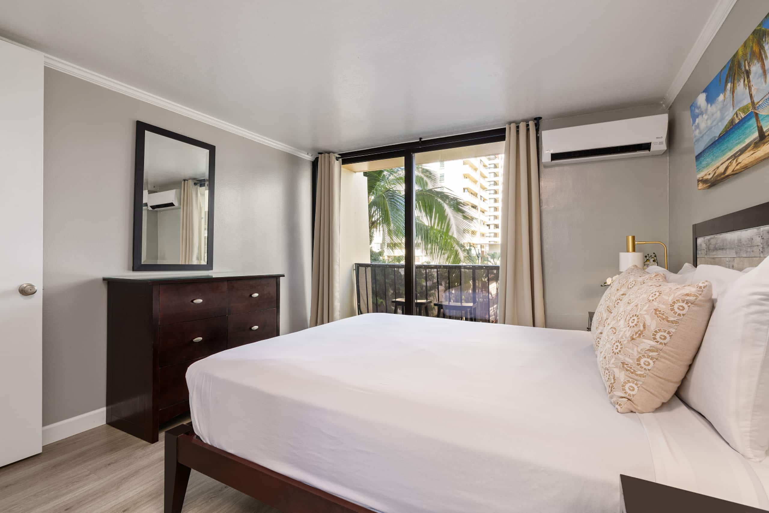 Condo in Honolulu · ★4.79 · 1 bedroom · 2 beds · 1 private bath - Image 12