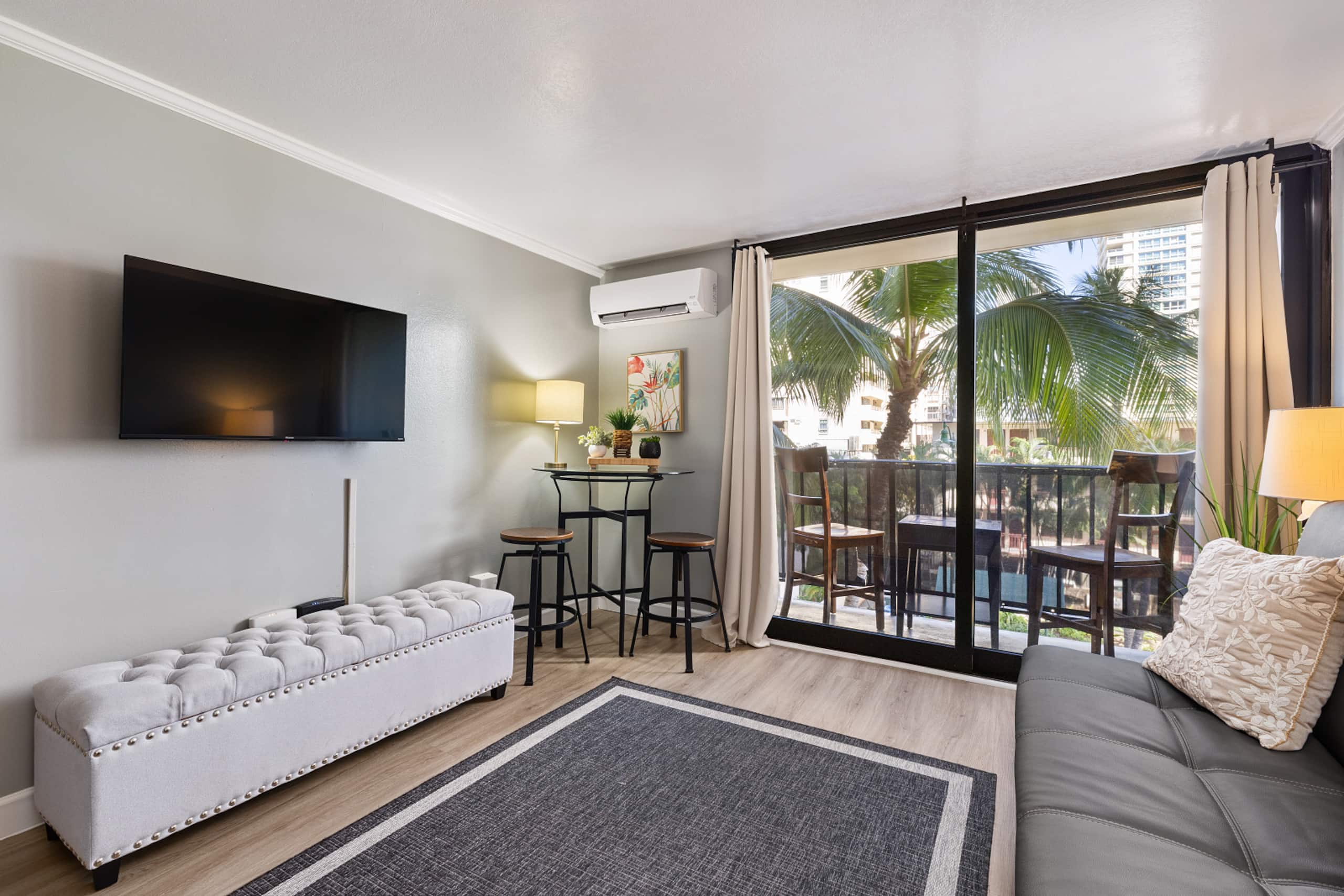 Condo in Honolulu · ★4.79 · 1 bedroom · 2 beds · 1 private bath - Image 4