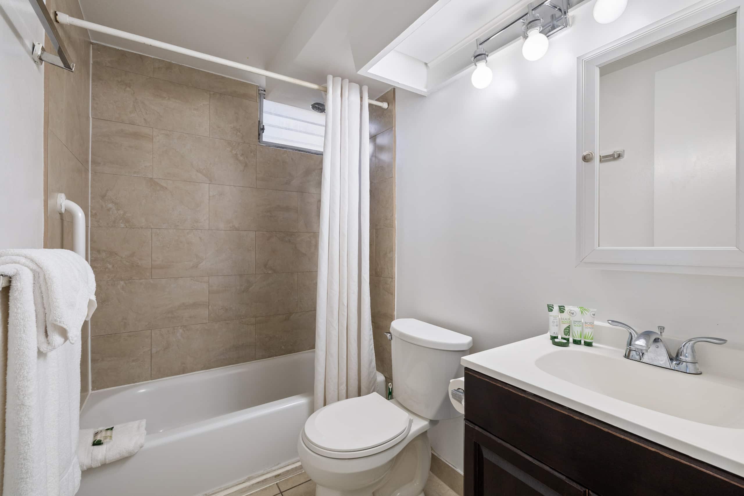 Condo in Honolulu · ★4.79 · 1 bedroom · 2 beds · 1 private bath - Image 14
