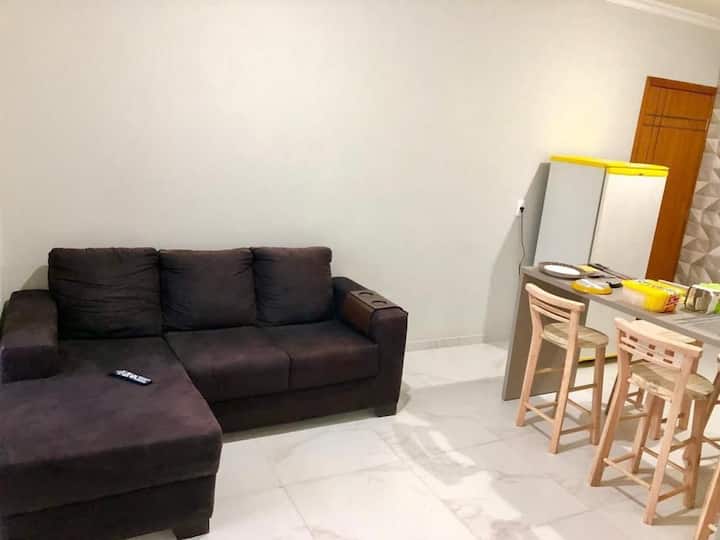 סלון מרווח ונוח עם גישה ישירה למרפסת עבורכם. אווירה חוףית במיוחד, מעוצבת בצורה מקסימה, עם ספה נפתחת לשני אנשים, טלוויזיה ואי עם שרפרפים, המשלבים נוחות ופרקטיות לשהייה שלכם. ✨