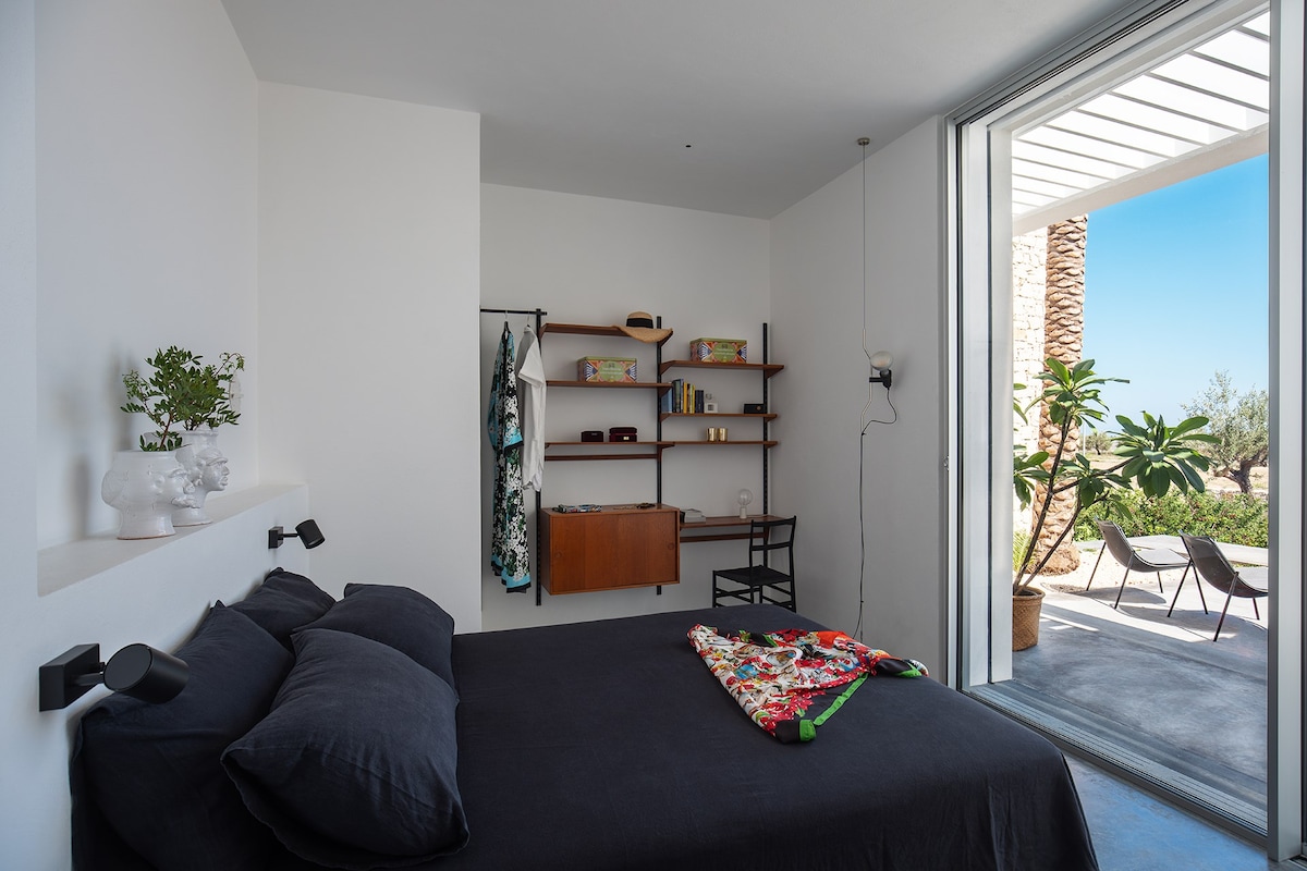 El dormitorio doble con acceso a la terraza (dormitorio 2).