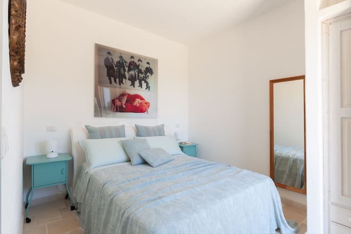 يمكن الوصول إلى غرفة النوم المزدوجة في بيت الضيافة إما من الشرفات أو من غرفة المعيشة. (غرفة النوم 5)