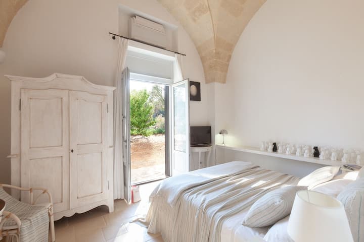 غرفة النوم المزدوجة بالقرب من المكتب. (غرفة النوم 2).