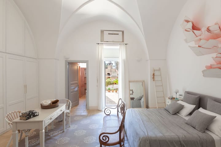 نفس غرفة النوم من زاوية أخرى.