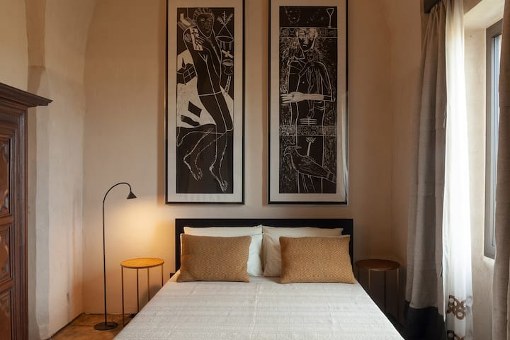 Dhoma e katërt dhe e fundit e gjumit në katin e parë të pallatit, me krevat dopio.