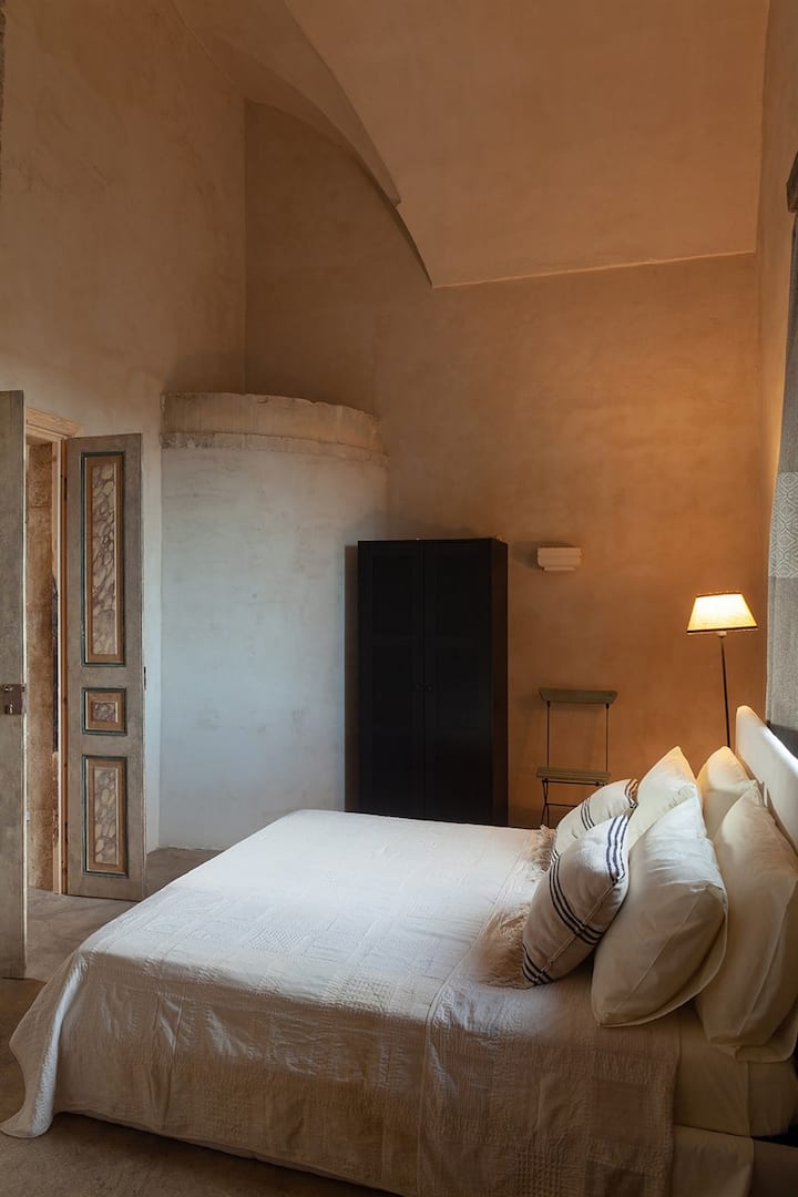 Dhoma e tretë e gjumit në katin e parë të pallatit, gjithashtu një dhomë dyshe.