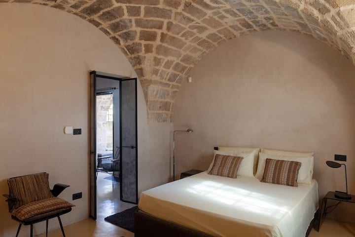 Dhoma e gjumit në katin përdhes në kazino, një dhomë dyshe.