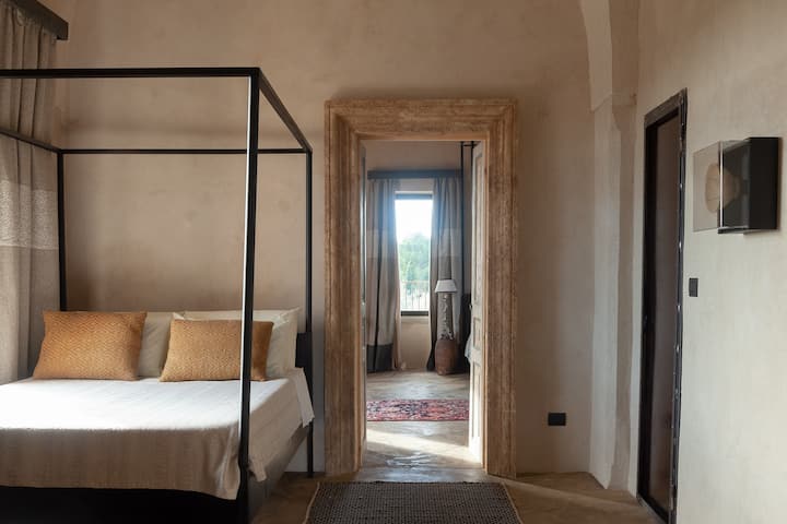 Dhoma e parë e gjumit në pallat është një dhomë dyshe me një krevat modern me katër shtylla.