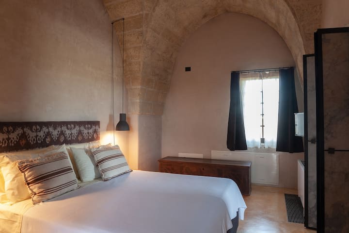 Dhoma e gjumit dyshe në katin e parë të kazinosë.