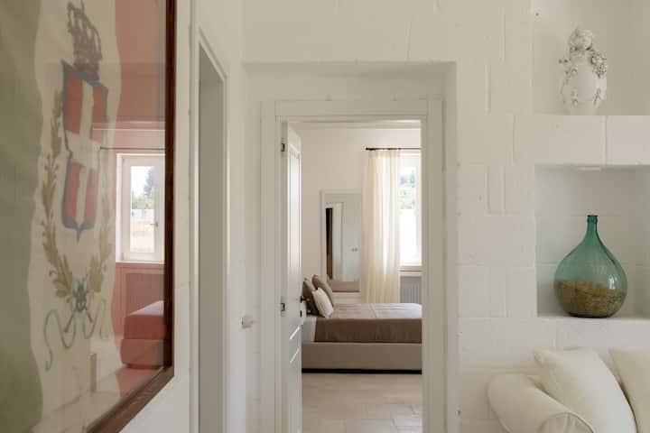 Vue sur la chambre à coucher de la suite.