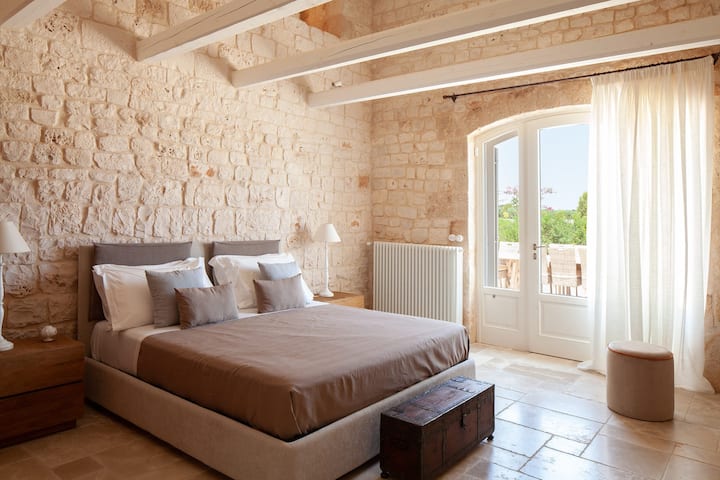 La chambre double accessible depuis le salon principal, avec son accès à la terrasse. (Chambre 3)