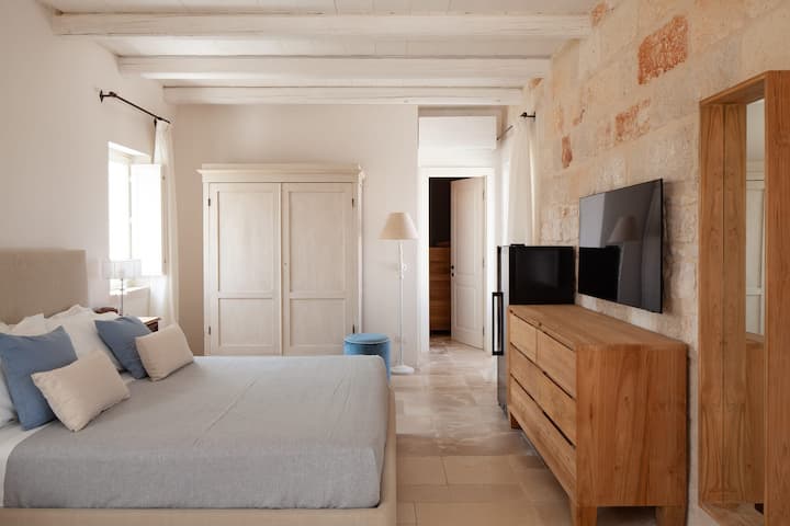 La première chambre d'amis, un lit double accessible depuis la terrasse sur le toit. (Chambre 5)