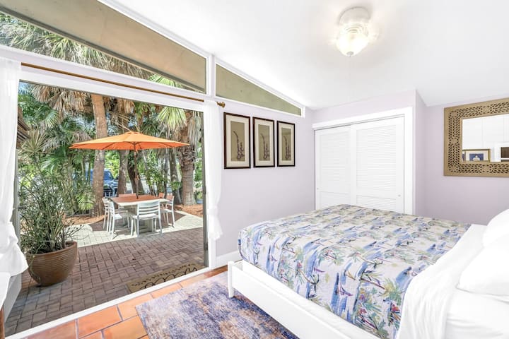 Gertrude's Siesta | 4-min Walk To Beach & Village, Tropical & 100% Private! - Sarasota, FL