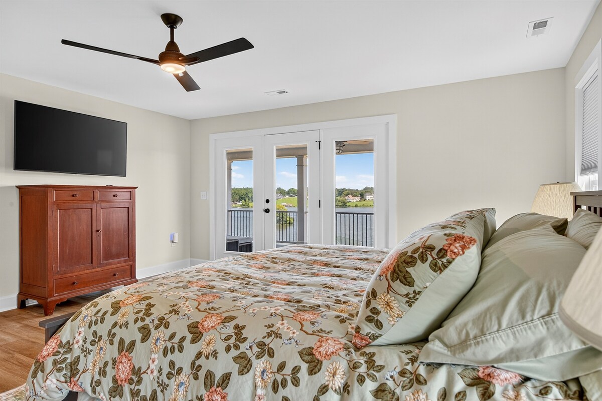 Estírate y relájate en esta serena suite tamaño king con una lujosa cama, sala de estar privada y acceso directo al porche envolvente.